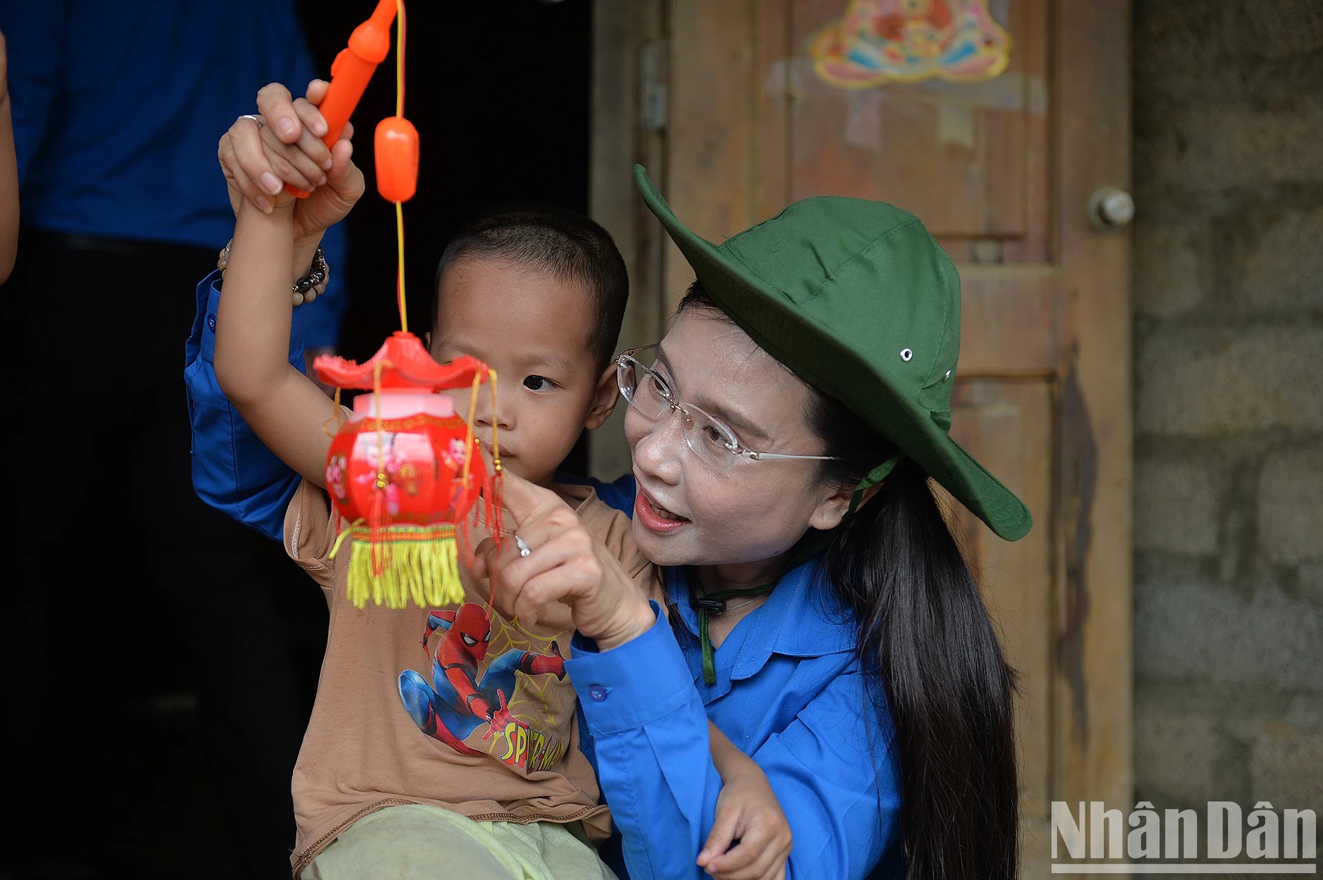 Tết Trung thu ấm áp của trẻ em vùng lũ Tết Trung thu ấm áp của trẻ em vùng lũ