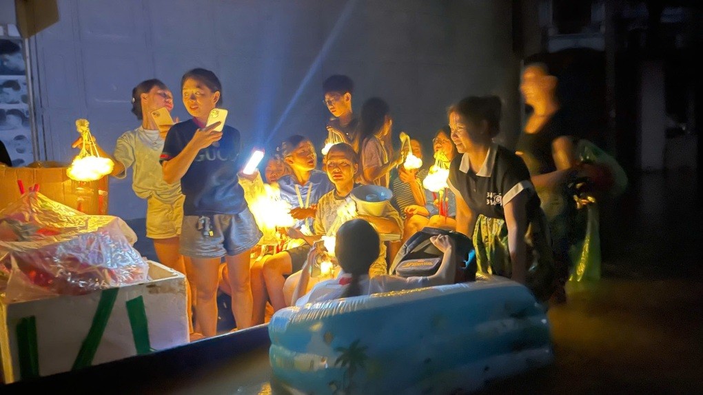 Tết Trung thu ấm áp của trẻ em vùng lũ Tết Trung thu ấm áp của trẻ em vùng lũ