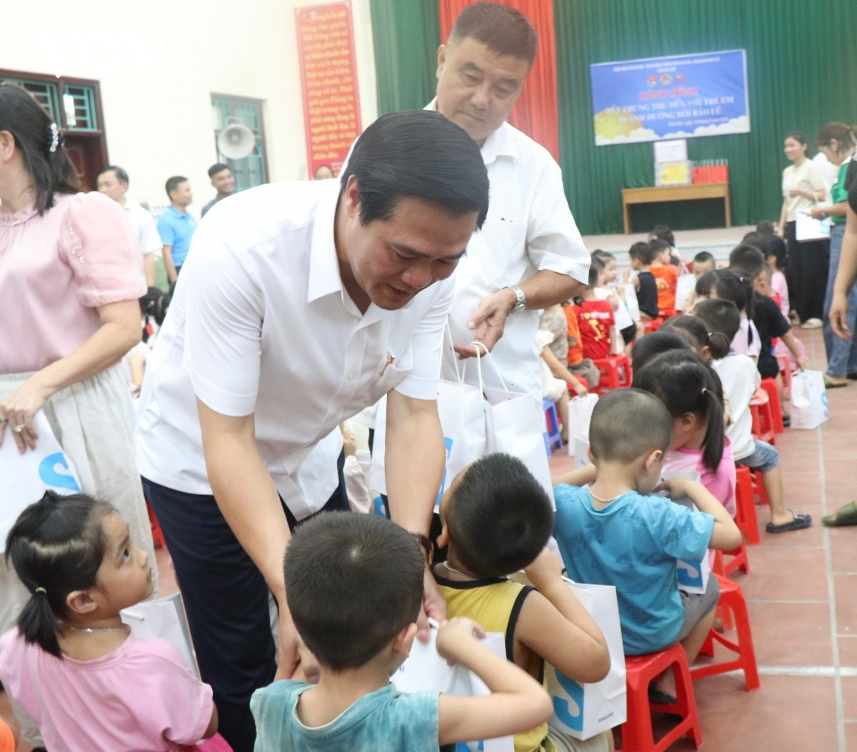 Tết Trung thu ấm áp của trẻ em vùng lũ Tết Trung thu ấm áp của trẻ em vùng lũ