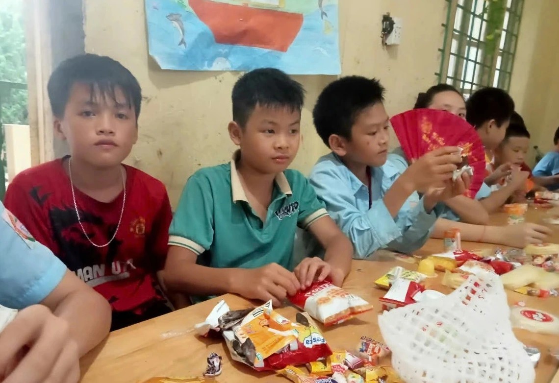Tết Trung thu ấm áp của trẻ em vùng lũ Tết Trung thu ấm áp của trẻ em vùng lũ