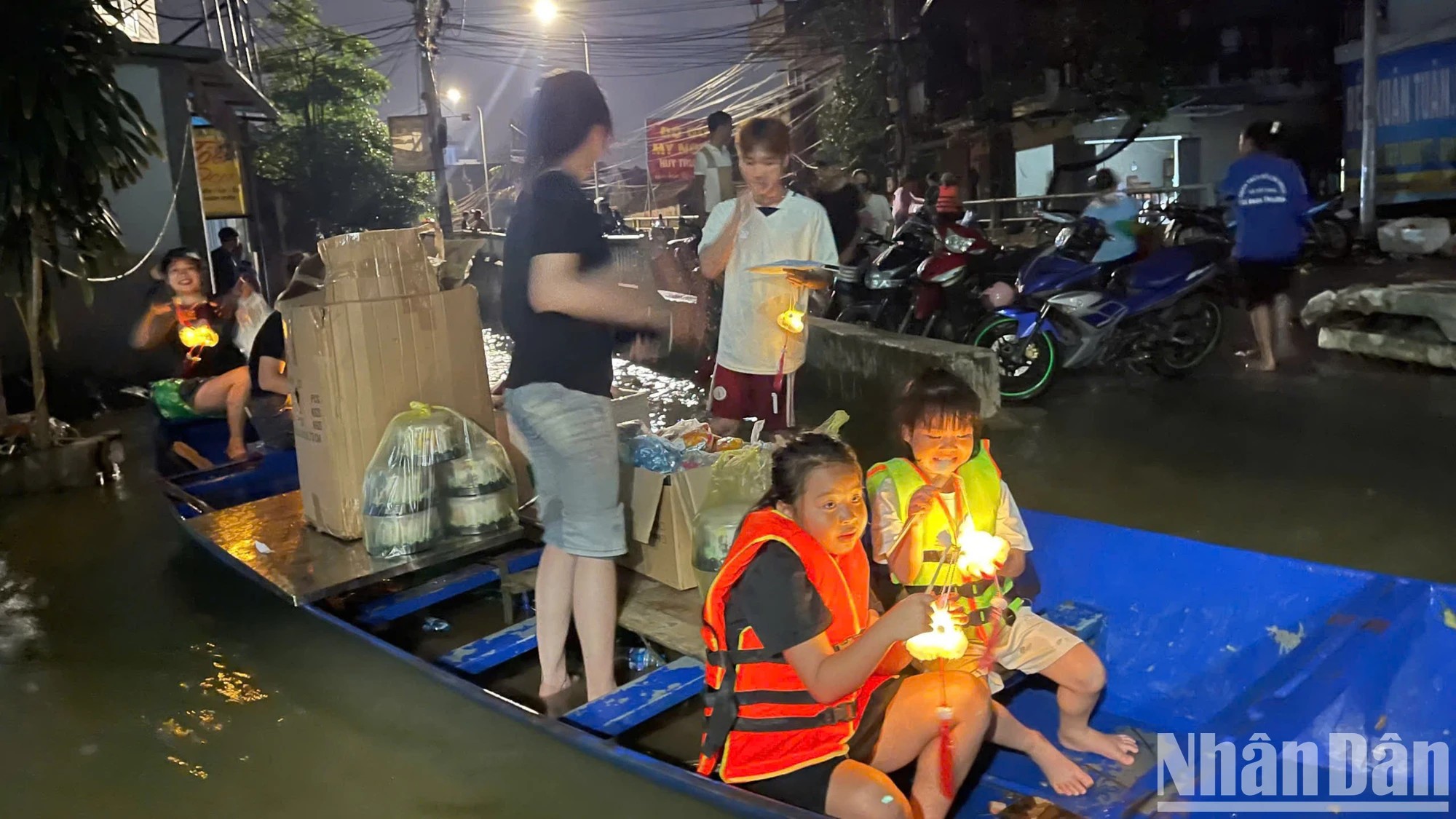 Tết Trung thu ấm áp của trẻ em vùng lũ Tết Trung thu ấm áp của trẻ em vùng lũ