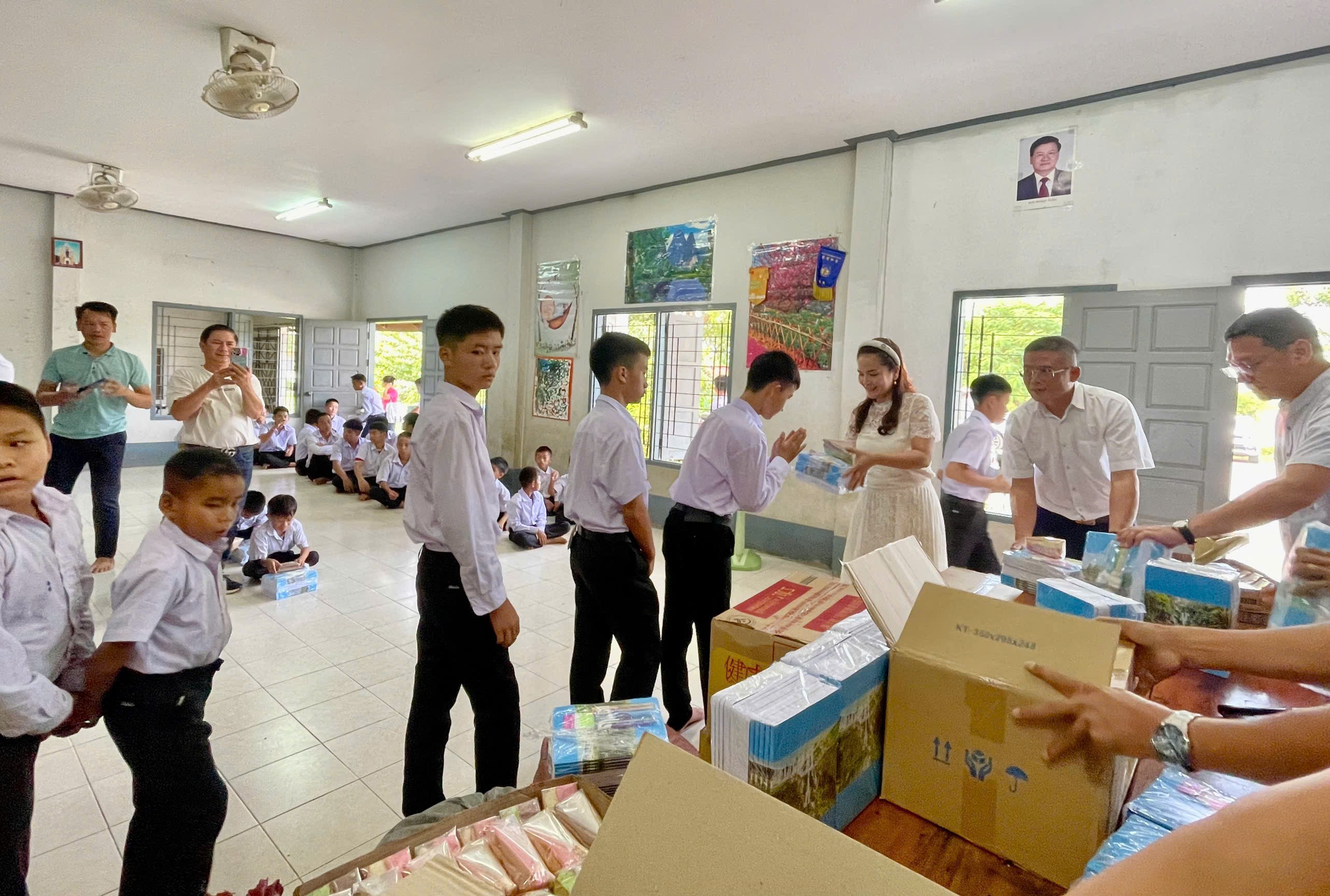 Tặng sách vở, lương thực cho trường Đào tạo người khuyết tật tỉnh Luông-pha-bang (Lào) Tặng sách vở, lương thực cho trường Đào tạo người khuyết tật tỉnh Luông-pha-bang (Lào)