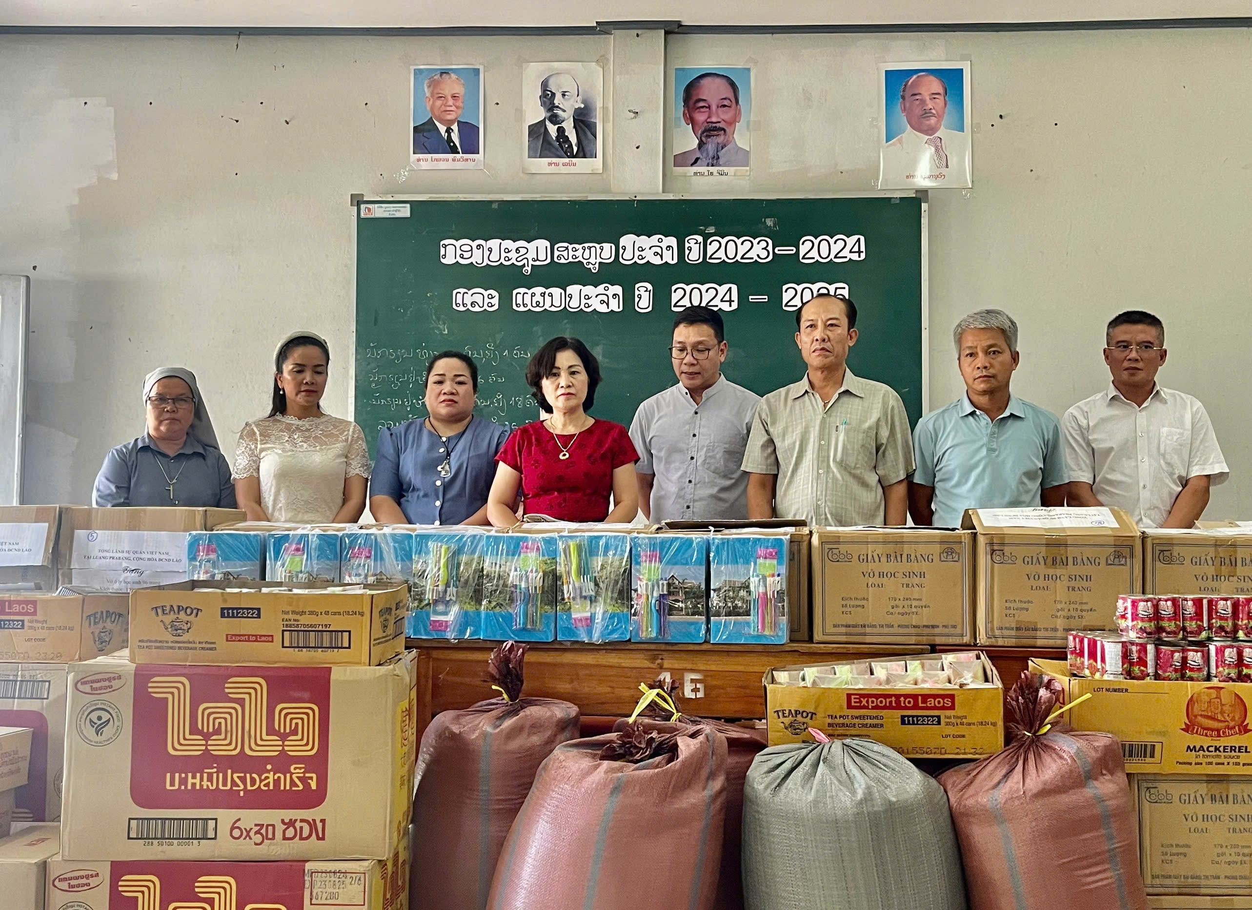 Tặng sách vở, lương thực cho trường Đào tạo người khuyết tật tỉnh Luông-pha-bang (Lào) Tặng sách vở, lương thực cho trường Đào tạo người khuyết tật tỉnh Luông-pha-bang (Lào)