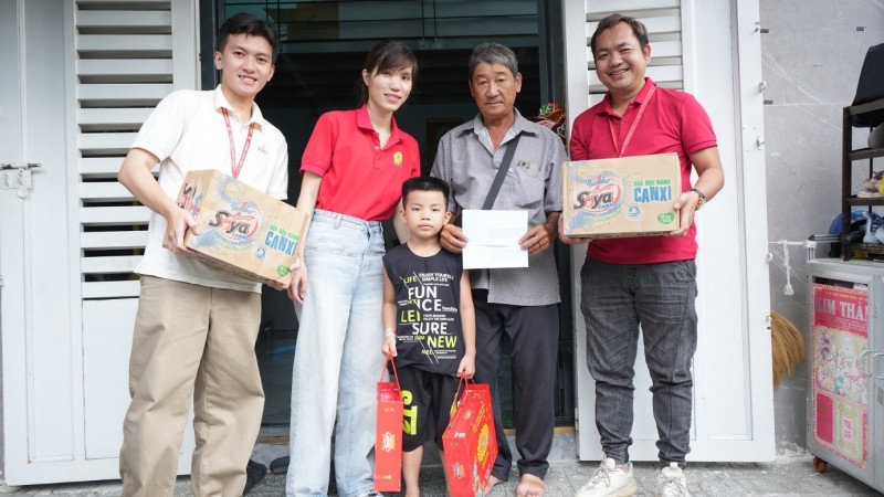 Cháu Hàng Quốc Hiếu cùng ông Hàng Hữu Nghĩa vui mừng khi nhận quà Tết Trung thu từ công ty Tân Hiệp Phát. Ảnh: Trần Khánh. Cháu Hàng Quốc Hiếu cùng ông Hàng Hữu Nghĩa vui mừng khi nhận quà Tết Trung thu từ công ty Tân Hiệp Phát. Ảnh: Trần Khánh.