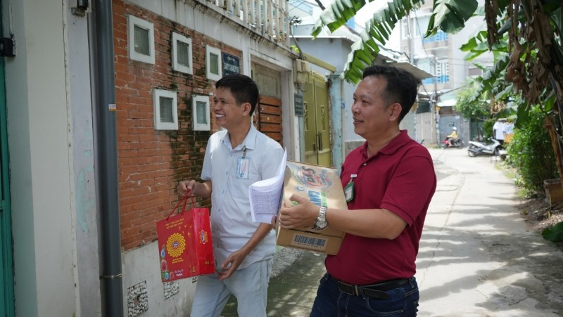 Đều đặn mỗi dịp lễ tết, nhân viên Công ty Tân Hiệp Phát vẫn đếm thăm hỏi, động viên tặng quà cho gia đình các cháu mồ côi sau dịch Covid-19. Ảnh: Trần Khánh Đều đặn mỗi dịp lễ tết, nhân viên Công ty Tân Hiệp Phát vẫn đếm thăm hỏi, động viên tặng quà cho gia đình các cháu mồ côi sau dịch Covid-19. Ảnh: Trần Khánh