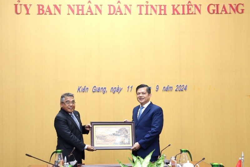 Giang Thanh Khoa (right), Vice Chairman of Kien Giang Provincial People's Committee, presented a souvenir to Mr. Meynardo LB. Montealegre - Ambassador Extraordinary and Plenipotentiary of the Republic of the Philippines to Vietnam. Giang Thanh Khoa (right), Vice Chairman of Kien Giang Provincial People's Committee, presented a souvenir to Mr. Meynardo LB. Montealegre - Ambassador Extraordinary and Plenipotentiary of the Republic of the Philippines to Vietnam.