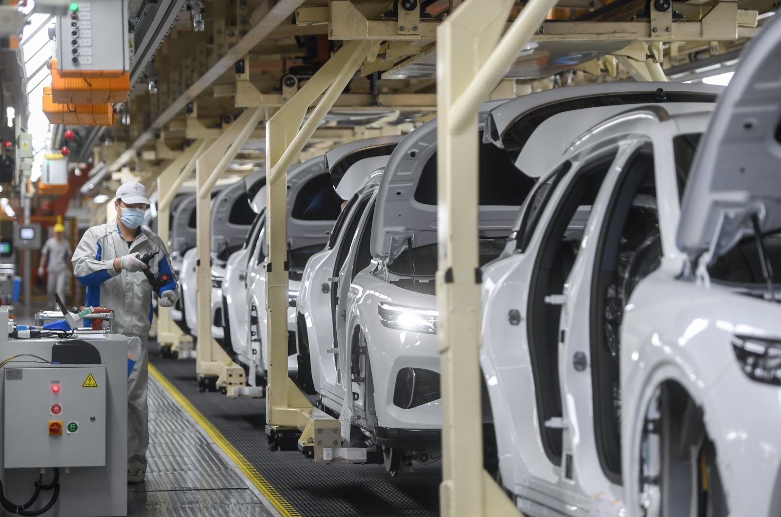 Quốc gia đầu tiên trên thế giới cấm nhập khẩu xe chạy bằng xăng và dầu diesel Chú thích ảnh