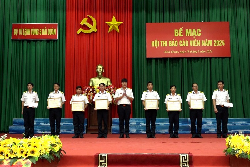 Bộ Tư lệnh Vùng 5 Hải quân: nâng cao chất lượng đội ngũ báo cáo viên tuyên truyền biển, đảo Bộ Tư lệnh Vùng 5 Hải quân: nâng cao chất lượng đội ngũ báo cáo viên tuyên truyền biển, đảo