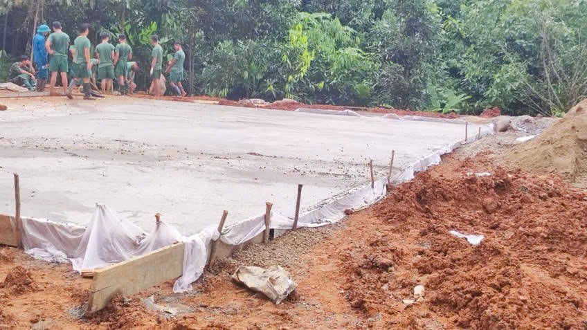 khu nhà tạm cho 25 hộ dân đã được đổ bê tông xong phần nền. khu nhà tạm cho 25 hộ dân đã được đổ bê tông xong phần nền.