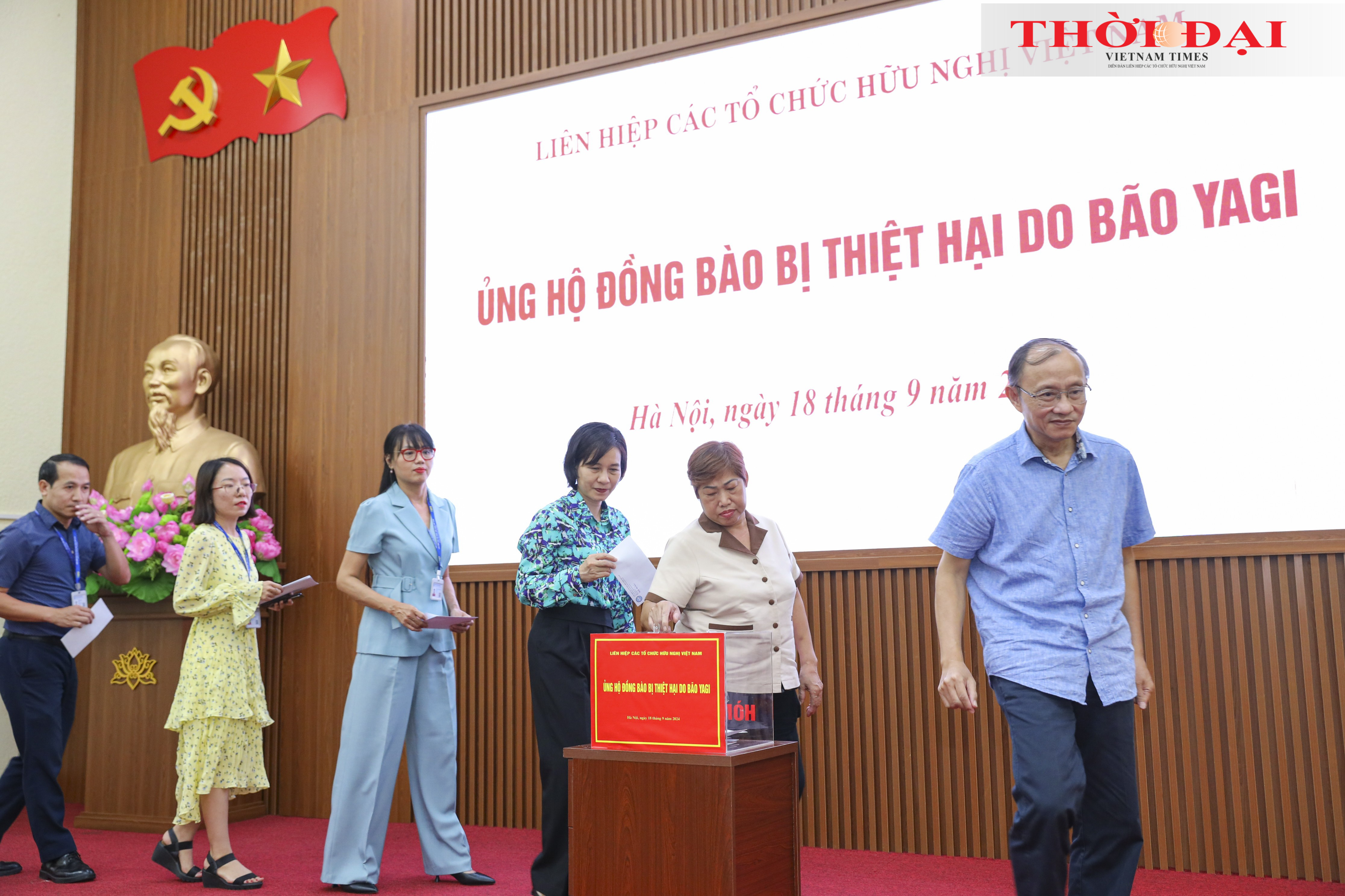 Công chức, người lao động Cơ quan Thường trực Liên hiệp các tổ chức hữu nghị Việt Nam và các tổ chức thành viên ở Trung ương ủng hộ đồng bào vùng bão lũ. (Ảnh: Đinh Hòa) Công chức, người lao động Cơ quan Thường trực Liên hiệp các tổ chức hữu nghị Việt Nam và các tổ chức thành viên ở Trung ương ủng hộ đồng bào vùng bão lũ. (Ảnh: Đinh Hòa)