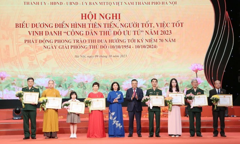 Phó Bí thư Thường trực Thành ủy Nguyễn Thị Tuyến và Chủ tịch UBND thành phố Trần Sỹ Thanh trao Bằng khen Hà Nội sẽ vinh danh “Công dân Thủ đô ưu tú” vào tháng 10/2024
