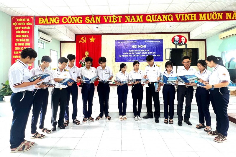 Các em học sinh Trường Trung học cơ sở và Trung học phổ thông U Minh thượng tìm hiểu về Học viện Hải quân. Các em học sinh Trường Trung học cơ sở và Trung học phổ thông U Minh thượng tìm hiểu về Học viện Hải quân.