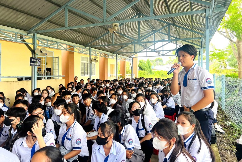 Học sinh Trường Trung học cơ sở và Trung học phổ thông Vĩnh Hòa trả lời câu hỏi kiến thức về biển, đảo. Học sinh Trường Trung học cơ sở và Trung học phổ thông Vĩnh Hòa trả lời câu hỏi kiến thức về biển, đảo.