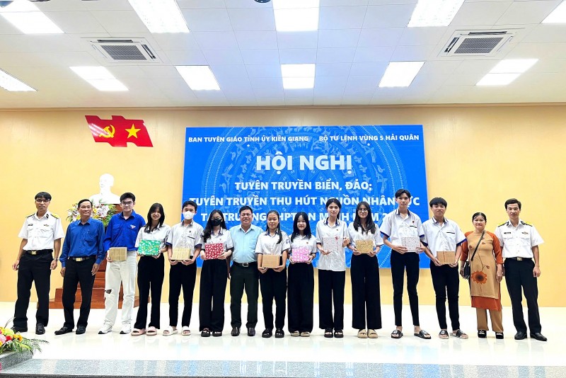 Ban tổ chức tặng quà cho các em học sinh có thành tích tốt trong học tập. Ban tổ chức tặng quà cho các em học sinh có thành tích tốt trong học tập.