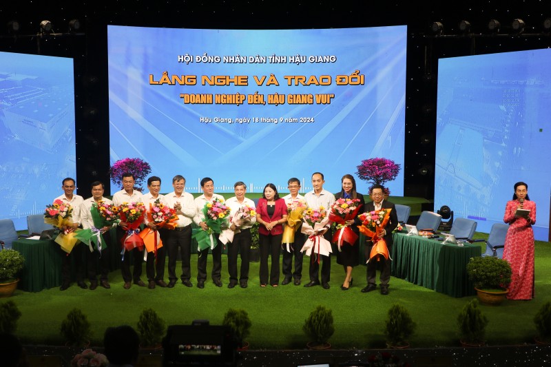 Hậu Giang tập trung tháo gỡ “điểm nghẽn”, tạo môi trường thuận lợi thu hút đầu tư Hậu Giang tập trung tháo gỡ “điểm nghẽn”, tạo môi trường thuận lợi thu hút đầu tư