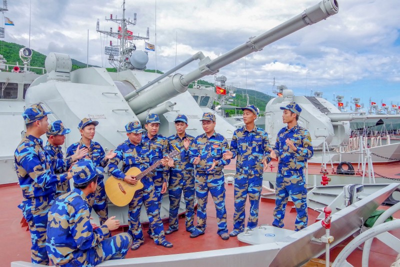 Phút thư giãn của chiến sĩ Vùng 3 Hải quân sau giờ luyện tập. Phút thư giãn của chiến sĩ Vùng 3 Hải quân sau giờ luyện tập.