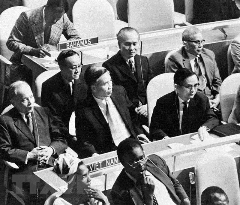 Ngày 20/9/1977, tại khóa họp thứ 32, Đại hội đồng LHQ thông qua Nghị quyết công nhận Việt Nam là thành viên của LHQ. (Ảnh: TTXVN) Ngày 20/9/1977, tại khóa họp thứ 32, Đại hội đồng LHQ thông qua Nghị quyết công nhận Việt Nam là thành viên của LHQ. (Ảnh: TTXVN)