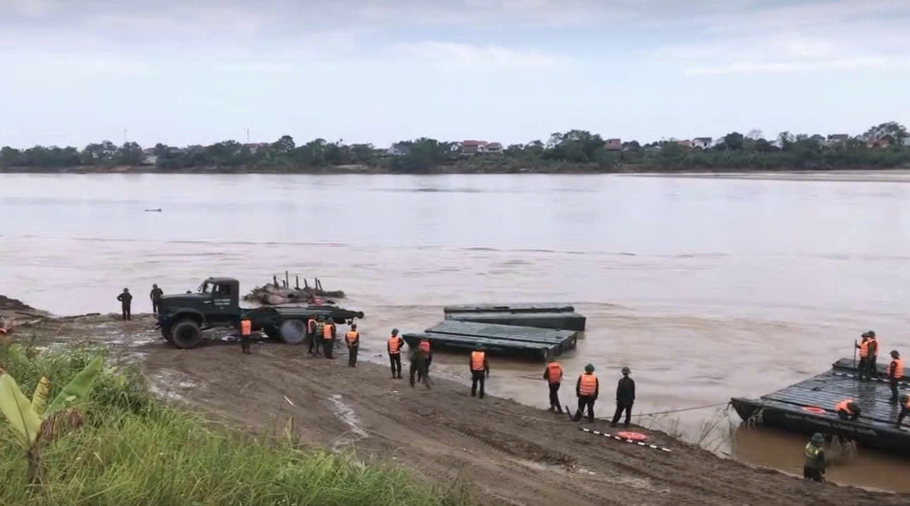 Hạ thủy thử nghiệm nhịp cầu phao sau sự cố sập cầu Phong Châu Hạ thủy thử nghiệm nhịp cầu phao sau sự cố sập cầu Phong Châu