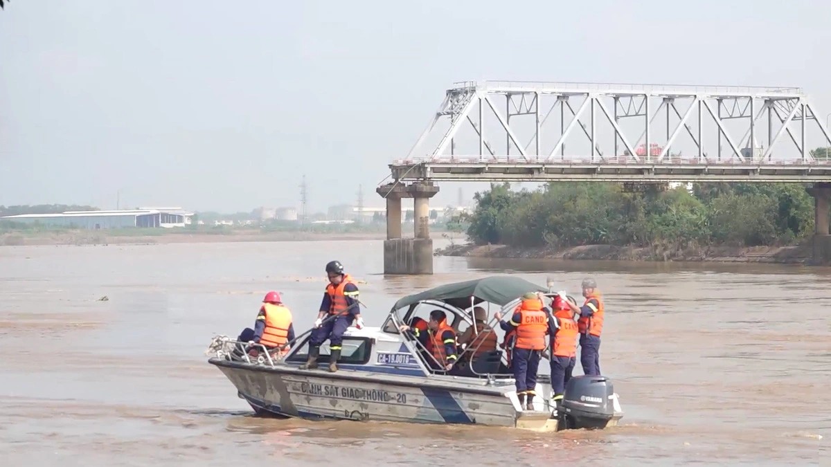 Hạ thủy thử nghiệm nhịp cầu phao sau sự cố sập cầu Phong Châu Hạ thủy thử nghiệm nhịp cầu phao sau sự cố sập cầu Phong Châu