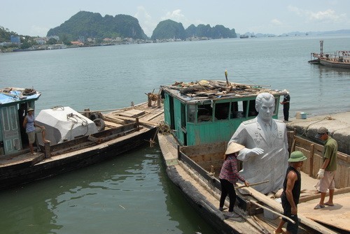 Tượng Titov được vận chuyển ra đảo. (Ảnh: Nguyễn Đăng Phát) Tượng Titov được vận chuyển ra đảo. (Ảnh: Nguyễn Đăng Phát)