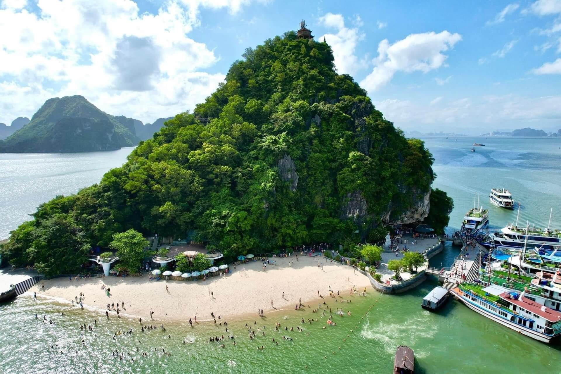 Đảo Titov, vịnh Hạ Long. Đảo Titov, vịnh Hạ Long.