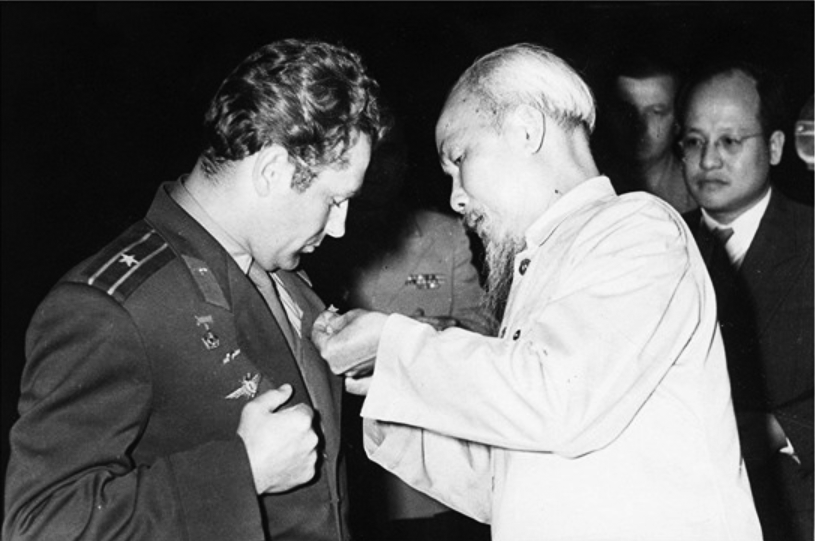 Chủ tịch Hồ Chí Minh trao Huân chương Anh hùng Lao động Việt Nam tặng nhà du hành vũ trụ Liên Xô German Titov tại Hà Nội, ngày 21/1/1962. (Ảnh: Sputnik) Chủ tịch Hồ Chí Minh trao Huân chương Anh hùng Lao động Việt Nam tặng nhà du hành vũ trụ Liên Xô German Titov tại Hà Nội, ngày 21/1/1962. (Ảnh: Sputnik)