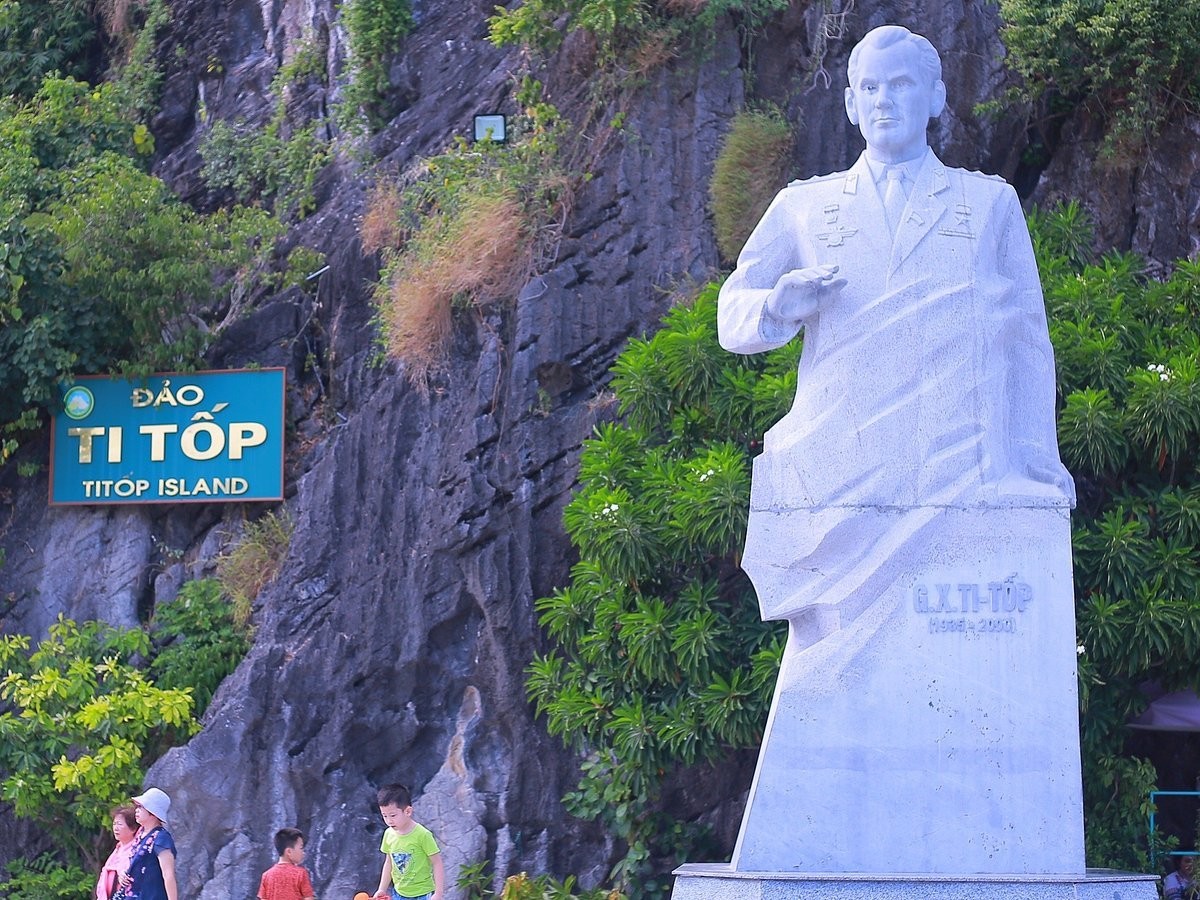 Bức tượng bán thân Gherman Titov. Bức tượng bán thân Gherman Titov.