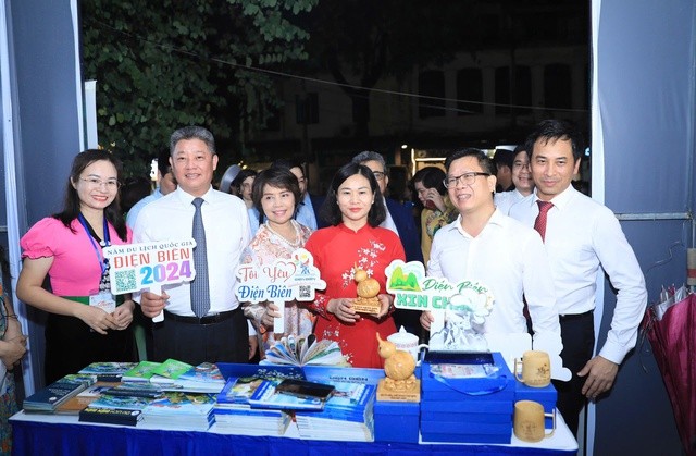 Phó Bí thư Thường trực Thành ủy Hà Nội Nguyễn Thị Tuyến cùng các đại biểu thăm các gian hàng tại Festival Thu Hà Nội năm 2024 (Ảnh: T.L). Phó Bí thư Thường trực Thành ủy Hà Nội Nguyễn Thị Tuyến cùng các đại biểu thăm các gian hàng tại Festival Thu Hà Nội năm 2024 (Ảnh: T.L).