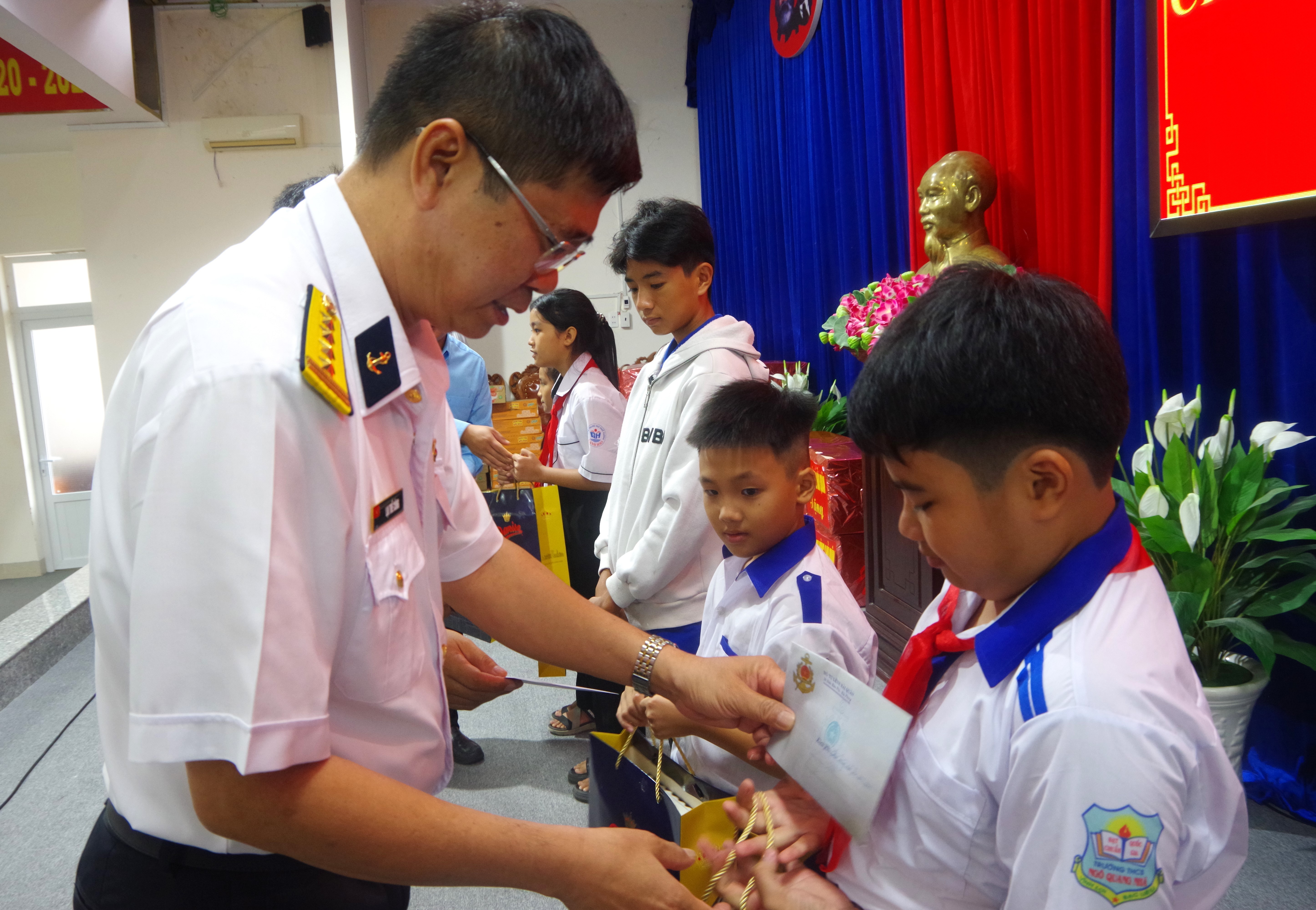 Tuyên truyền biển, đảo và tặng quà cho ngư dân vươn khơi bám biển Tuyên truyền biển, đảo và tặng quà cho ngư dân vươn khơi bám biển