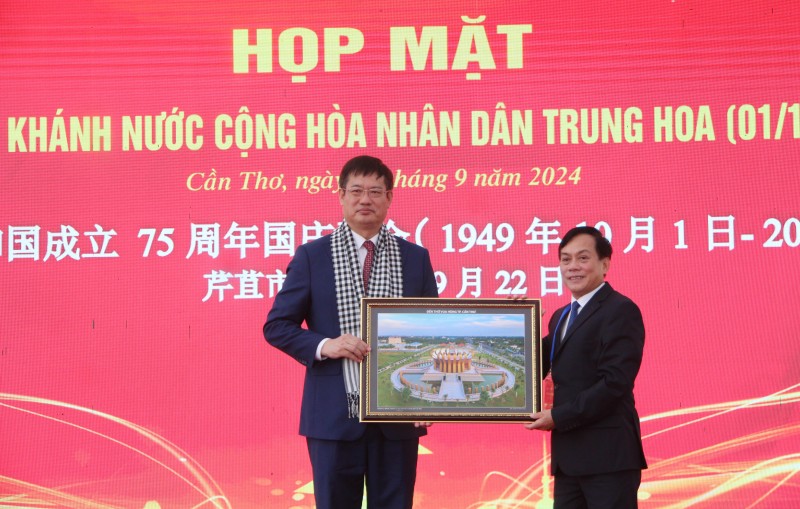 Cần Thơ họp mặt kỷ niệm 75 năm Quốc khánh nước Cộng hòa Nhân dân Trung Hoa Cần Thơ họp mặt kỷ niệm 75 năm Quốc khánh nước Cộng hòa Nhân dân Trung Hoa