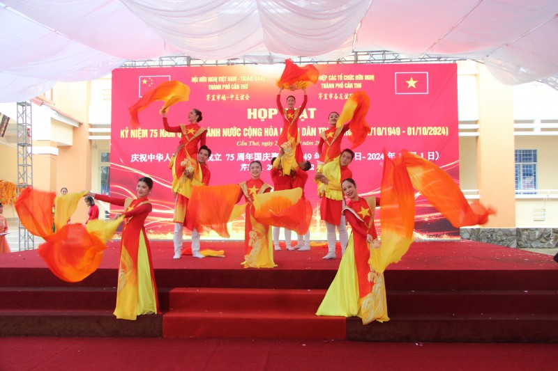 Cần Thơ họp mặt kỷ niệm 75 năm Quốc khánh nước Cộng hòa Nhân dân Trung Hoa Cần Thơ họp mặt kỷ niệm 75 năm Quốc khánh nước Cộng hòa Nhân dân Trung Hoa