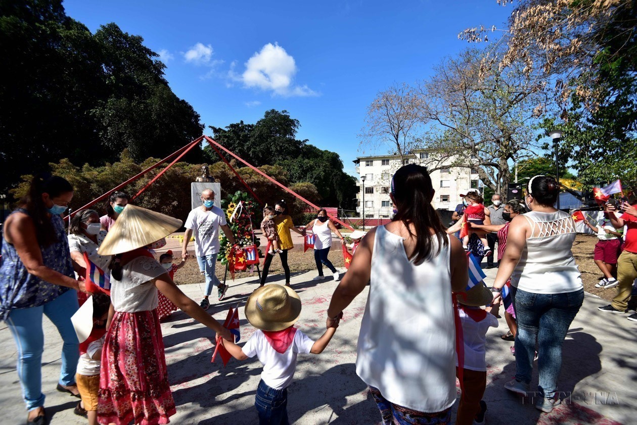 Thiếu nhi Cuba cùng phụ huynh biểu diễn ca ngợi tình hữu nghị Việt Nam – Cuba nhân kỷ niệm 132 năm Ngày sinh của Chủ tịch Hồ Chí Minh (19/5/1890 – 19/5/2022). Ảnh: TTXVN Thiếu nhi Cuba cùng phụ huynh biểu diễn ca ngợi tình hữu nghị Việt Nam – Cuba nhân kỷ niệm 132 năm Ngày sinh của Chủ tịch Hồ Chí Minh (19/5/1890 – 19/5/2022). Ảnh: TTXVN
