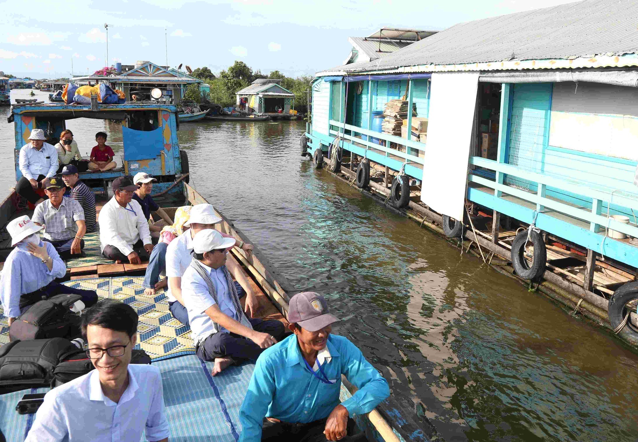 khảo sát một số điểm trường nổi của con em người gốc Việt trên Biển Hồ Tonle Sap thuộc địa bàn tỉnh Pursat (Vương quốc Campuchia). khảo sát một số điểm trường nổi của con em người gốc Việt trên Biển Hồ Tonle Sap thuộc địa bàn tỉnh Pursat (Vương quốc Campuchia).