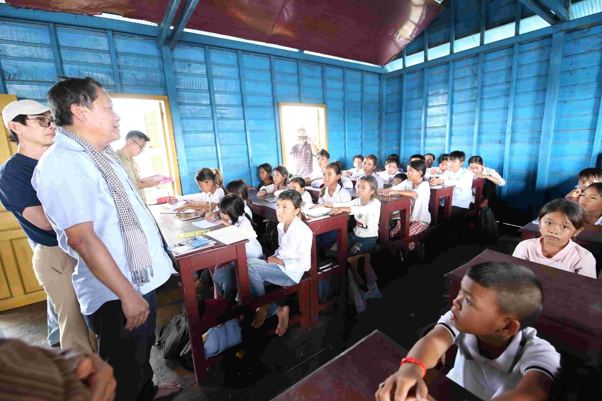 Tổng Lãnh sự Việt Nam tại Battambang Nguyễn Thành Văn thăm hỏi các em học sinh Việt Nam và Campuchia tại điểm trường nổi Tổng Lãnh sự Việt Nam tại Battambang Nguyễn Thành Văn thăm hỏi các em học sinh Việt Nam và Campuchia tại điểm trường nổi