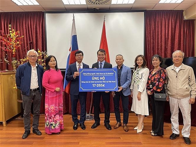 The Vietnamese Embassy in Slovakia receives token of relief worth over 17,000 EUR (19,000 USD) raised by the Vietnamese community in the European country (Photo: VNA) The Vietnamese Embassy in Slovakia receives token of relief worth over 17,000 EUR (19,000 USD) raised by the Vietnamese community in the European country (Photo: VNA)