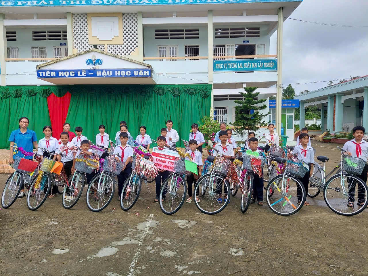 Các em học sinh nhận xe đạp từ nhà tài trợ. (huunghi.haugiang.gov.vn) Các em học sinh nhận xe đạp từ nhà tài trợ. (huunghi.haugiang.gov.vn)