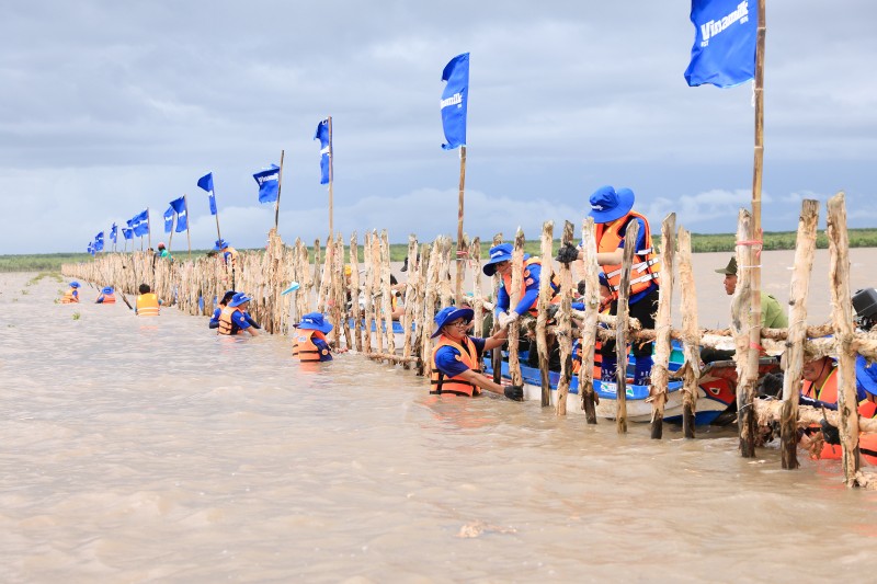 Đoàn nhân viên Vinamilk cùng thực hiện gia cố, sửa chữa hàng rào khoanh nuôi rừng. Đoàn nhân viên Vinamilk cùng thực hiện gia cố, sửa chữa hàng rào khoanh nuôi rừng.