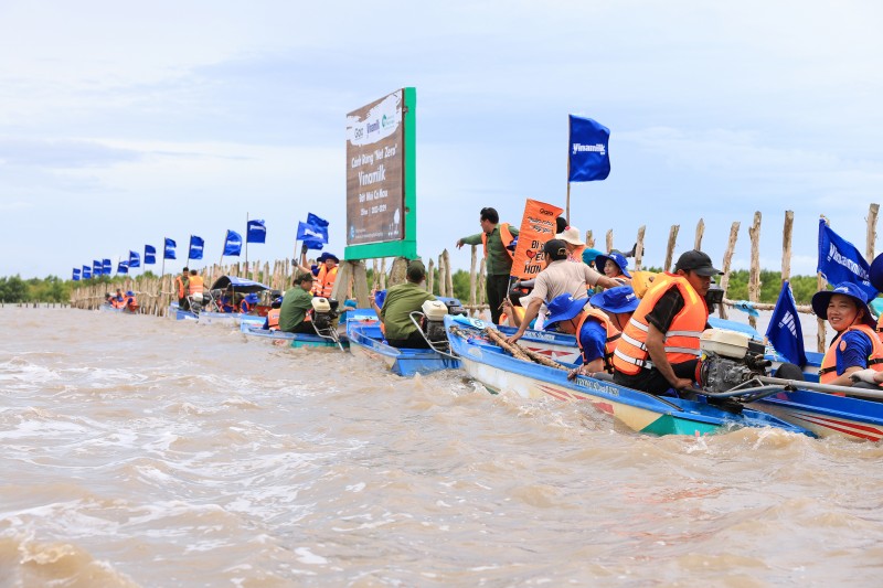 Hoạt động nhân viên tham gia tái sinh rừng được Vinamilk thực hiện thường niên để đóng góp cho dự án Cánh rừng Net Zero. Hoạt động nhân viên tham gia tái sinh rừng được Vinamilk thực hiện thường niên để đóng góp cho dự án Cánh rừng Net Zero.