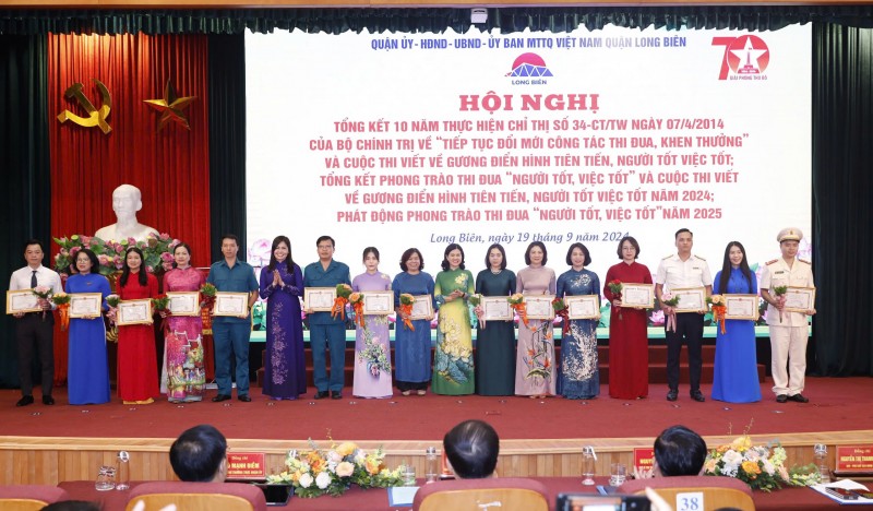 Các tập thể, cá nhân được biểu dương tại hội nghị sáng 19/9 (Ảnh: T.L). Các tập thể, cá nhân được biểu dương tại hội nghị sáng 19/9 (Ảnh: T.L).