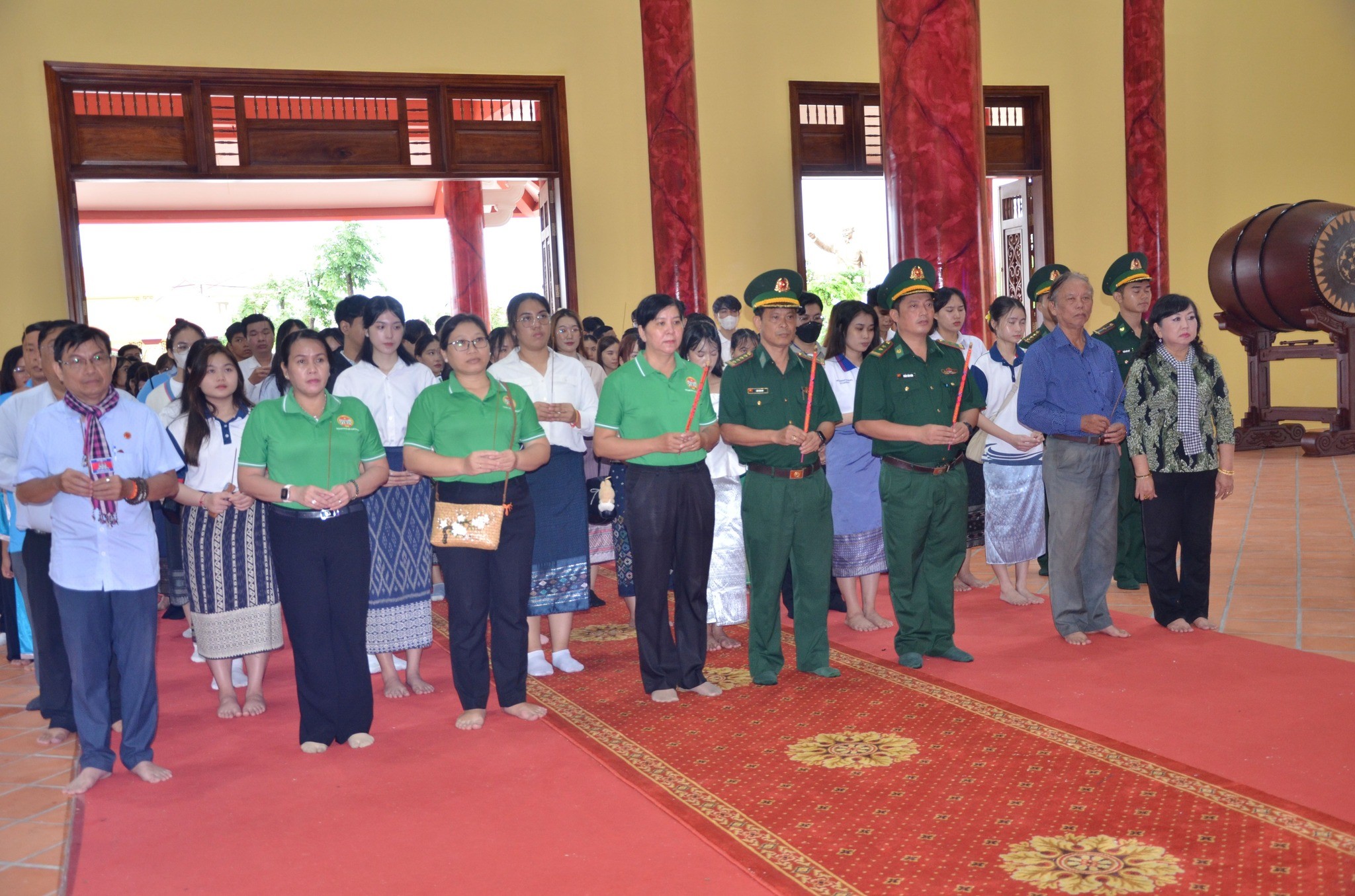 Các đại biểu và các sinh viên Lào, Campuchia dâng hương tại Đền thờ Anh hùng liệt sĩ Rừng Sác. (Ảnh: Hội Nông dân TP.HCM) Các đại biểu và các sinh viên Lào, Campuchia dâng hương tại Đền thờ Anh hùng liệt sĩ Rừng Sác. (Ảnh: Hội Nông dân TP.HCM)