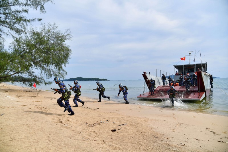 Cán bộ, chiến sĩ các đơn vị của Bộ Tư lệnh Vùng 5 Hải quân diễn tập đổ bộ. Cán bộ, chiến sĩ các đơn vị của Bộ Tư lệnh Vùng 5 Hải quân diễn tập đổ bộ.