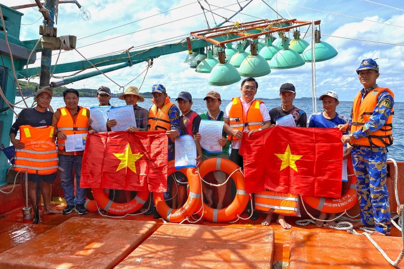 Đoàn công tác của Bộ Tư lệnh Vùng 5 Hải quân tuyên truyền, phổ biến kiến thức pháp luật, tặng cờ Tổ quốc và phao cứu sinh cho ngư dân trên vùng biển Tây Nam. Đoàn công tác của Bộ Tư lệnh Vùng 5 Hải quân tuyên truyền, phổ biến kiến thức pháp luật, tặng cờ Tổ quốc và phao cứu sinh cho ngư dân trên vùng biển Tây Nam.