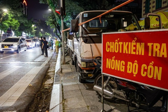 UBND TP Hà Nội chỉ đạo các đơn vị xử lý nghiêm cán bộ, công chức, viên chức và chiến sỹ trong lực lượng vũ trang vi phạm nồng độ cồn (Ảnh: T.L). UBND TP Hà Nội chỉ đạo các đơn vị xử lý nghiêm cán bộ, công chức, viên chức và chiến sỹ trong lực lượng vũ trang vi phạm nồng độ cồn (Ảnh: T.L).