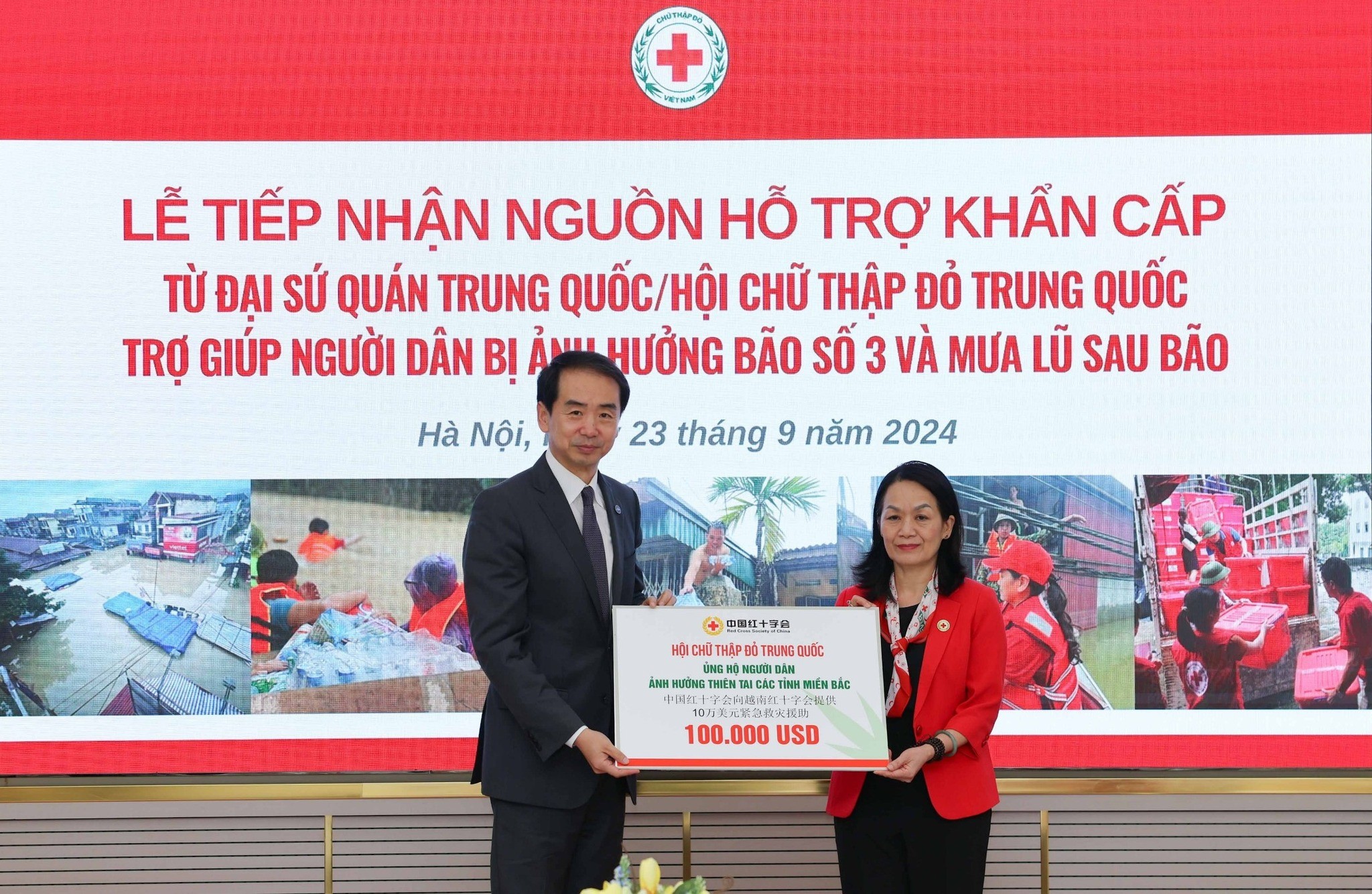 Đại sứ đặc mệnh toàn quyền nước Cộng hòa nhân dân Trung Hoa tại Việt Nam Hà Vĩ trao tượng trưng số tiền ủng hộ cho Chủ tịch Hội Chữ thập đỏ Việt Nam Bùi Thị Hòa. (Ảnh: redcross) Đại sứ đặc mệnh toàn quyền nước Cộng hòa nhân dân Trung Hoa tại Việt Nam Hà Vĩ trao tượng trưng số tiền ủng hộ cho Chủ tịch Hội Chữ thập đỏ Việt Nam Bùi Thị Hòa. (Ảnh: redcross)