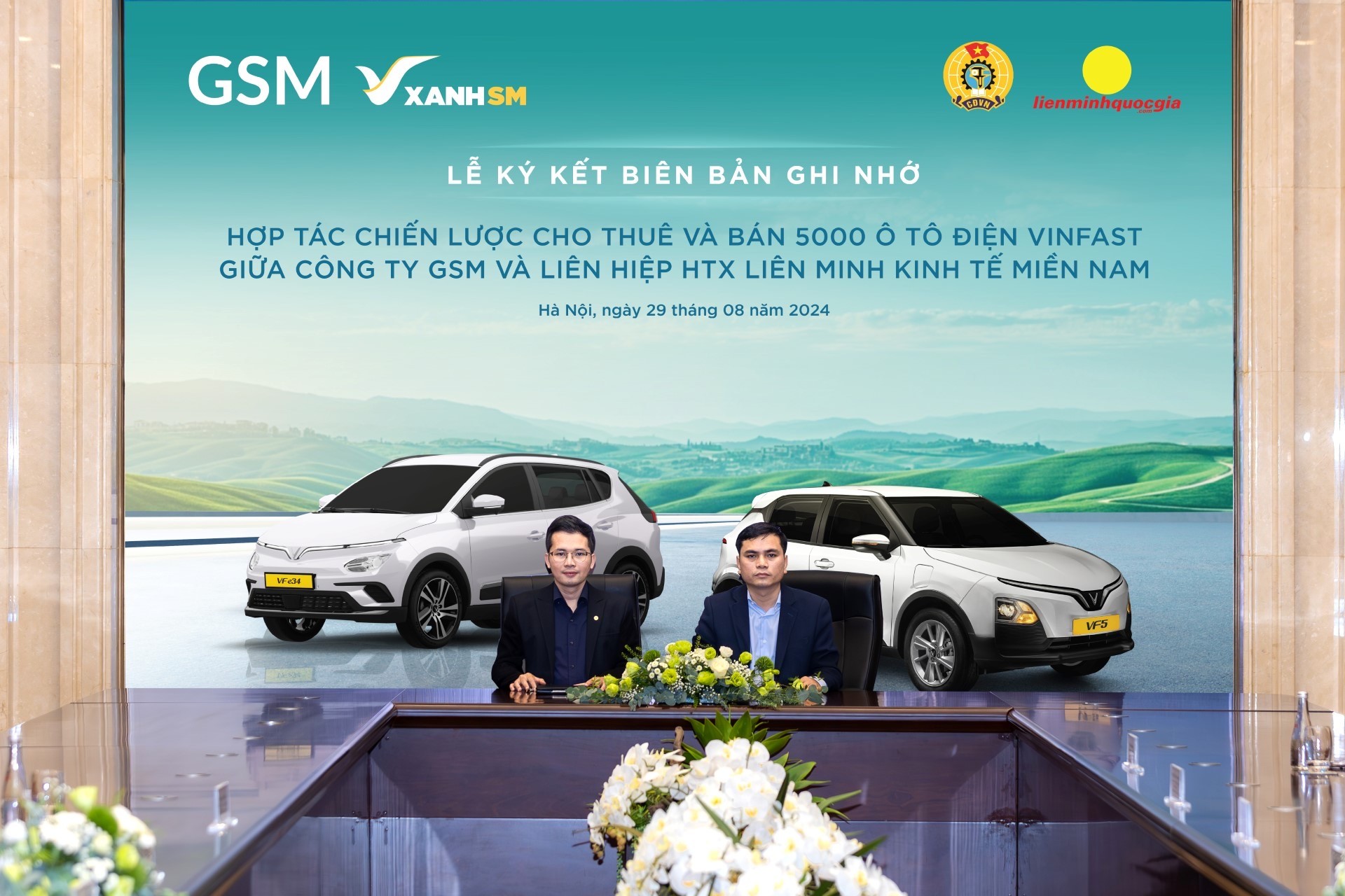 undefined Ông Nguyễn Văn Thanh - Tổng Giám đốc Công ty GSM toàn cầu (bên trái) và ông Trần Thanh Tuấn - Chủ tịch Liên hiệp Hợp tác xã Liên minh Kinh tế miền Nam tại lễ ký kết hợp tác.