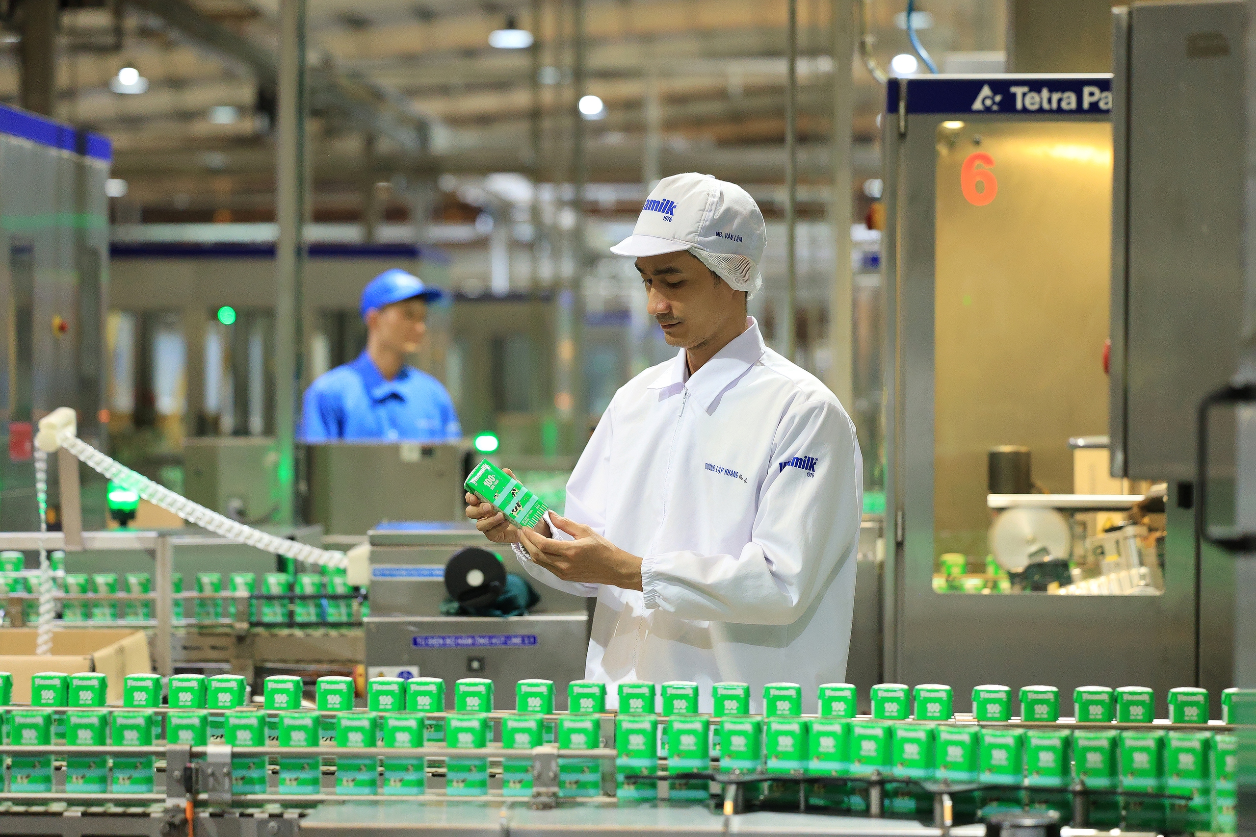 Hệ thống 14 nhà máy sản xuất hiện đại trong nước và 2 nhà máy tại nước ngoài giúp đảm bảo năng lực sản xuất và chất lượng sản phẩm. Hệ thống 14 nhà máy sản xuất hiện đại trong nước và 2 nhà máy tại nước ngoài giúp đảm bảo năng lực sản xuất và chất lượng sản phẩm.