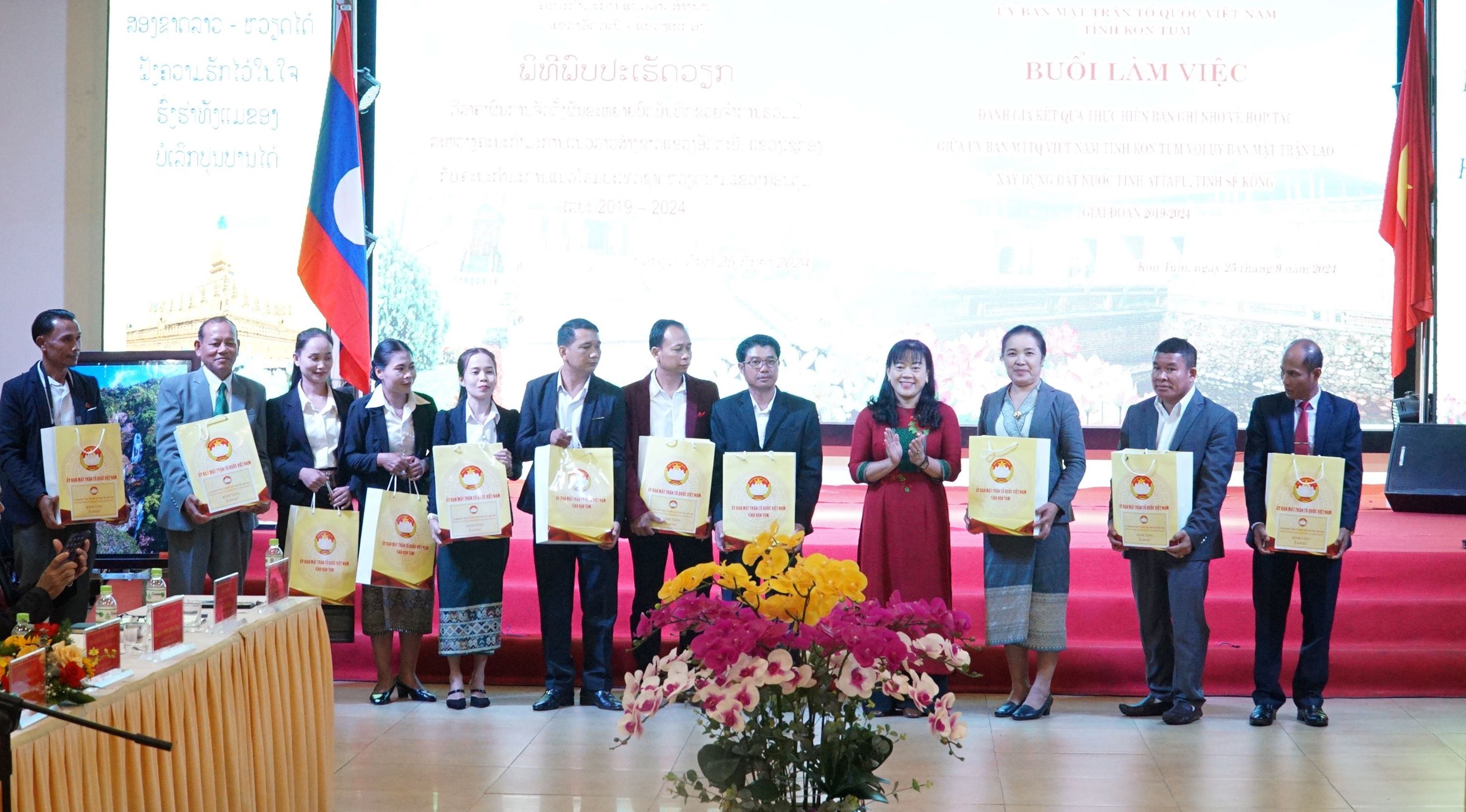 Hợp tác xây dựng vùng biên giới hòa bình và phát triển giữa Kon Tum - Attapư - Sê Kông Xây dựng đường biên giới hòa bình, phát triển giữa Kon Tum - Attapư - Sê Kông