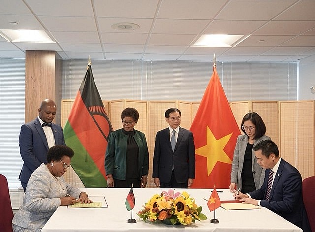 Representatives from Viet Nam and Malawi sign a joint communiqué on establishing diplomatic relations between the two countries at the headquarters of the Permanent Mission of Viet Nam to the United Nations, New York, the United States, September 23, 2024 Representatives from Viet Nam and Malawi sign a joint communiqué on establishing diplomatic relations between the two countries at the headquarters of the Permanent Mission of Viet Nam to the United Nations, New York, the United States, September 23, 2024