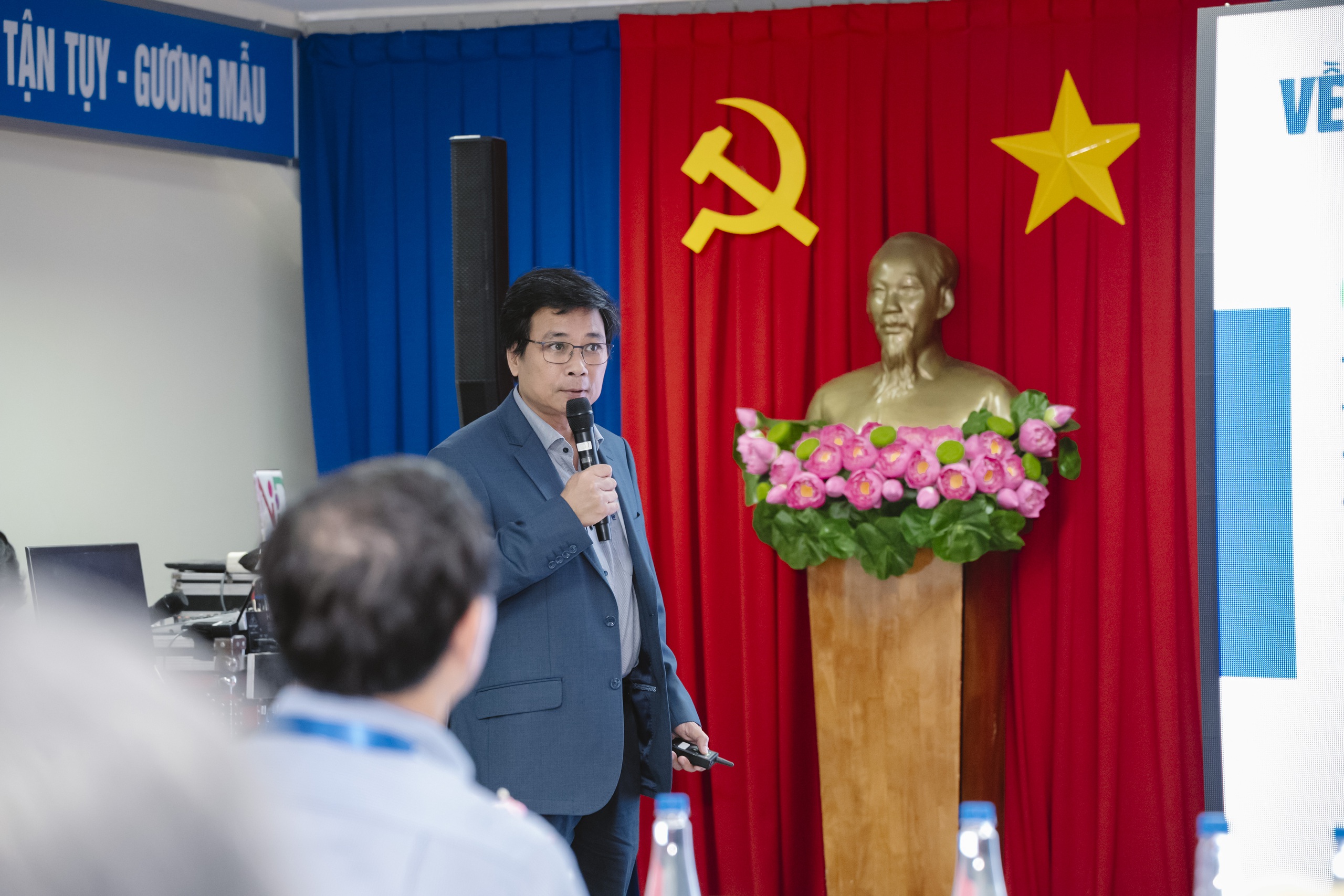 Ông Lê Hoàng Minh chia sẻ về cách Vinamilk ứng dụng kinh tế tuần hoàn vào nông nghiệp để phát triển bền vững, hướng đến Net Zero. Ông Lê Hoàng Minh chia sẻ về cách Vinamilk ứng dụng kinh tế tuần hoàn vào nông nghiệp để phát triển bền vững, hướng đến Net Zero.