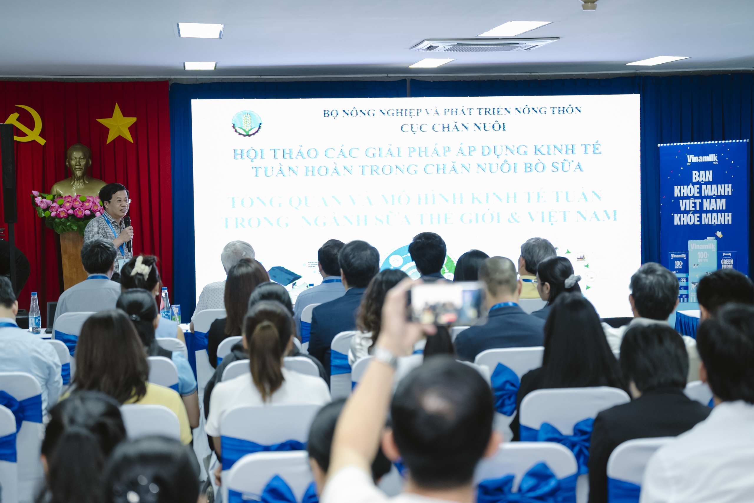 Ông Tống Xuân Chinh chia sẻ tại Hội thảo “Các giải pháp áp dụng kinh tế tuần hoàn trong ngành sữa Việt Nam”. Ông Tống Xuân Chinh chia sẻ tại Hội thảo “Các giải pháp áp dụng kinh tế tuần hoàn trong ngành sữa Việt Nam”.